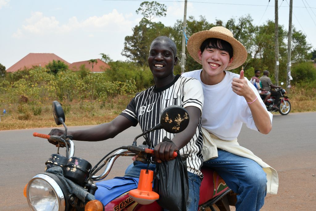 ウガンダの現地の方々との交流